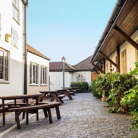 The Half Moon Inn And Country Lodge 예오빌 외부 사진