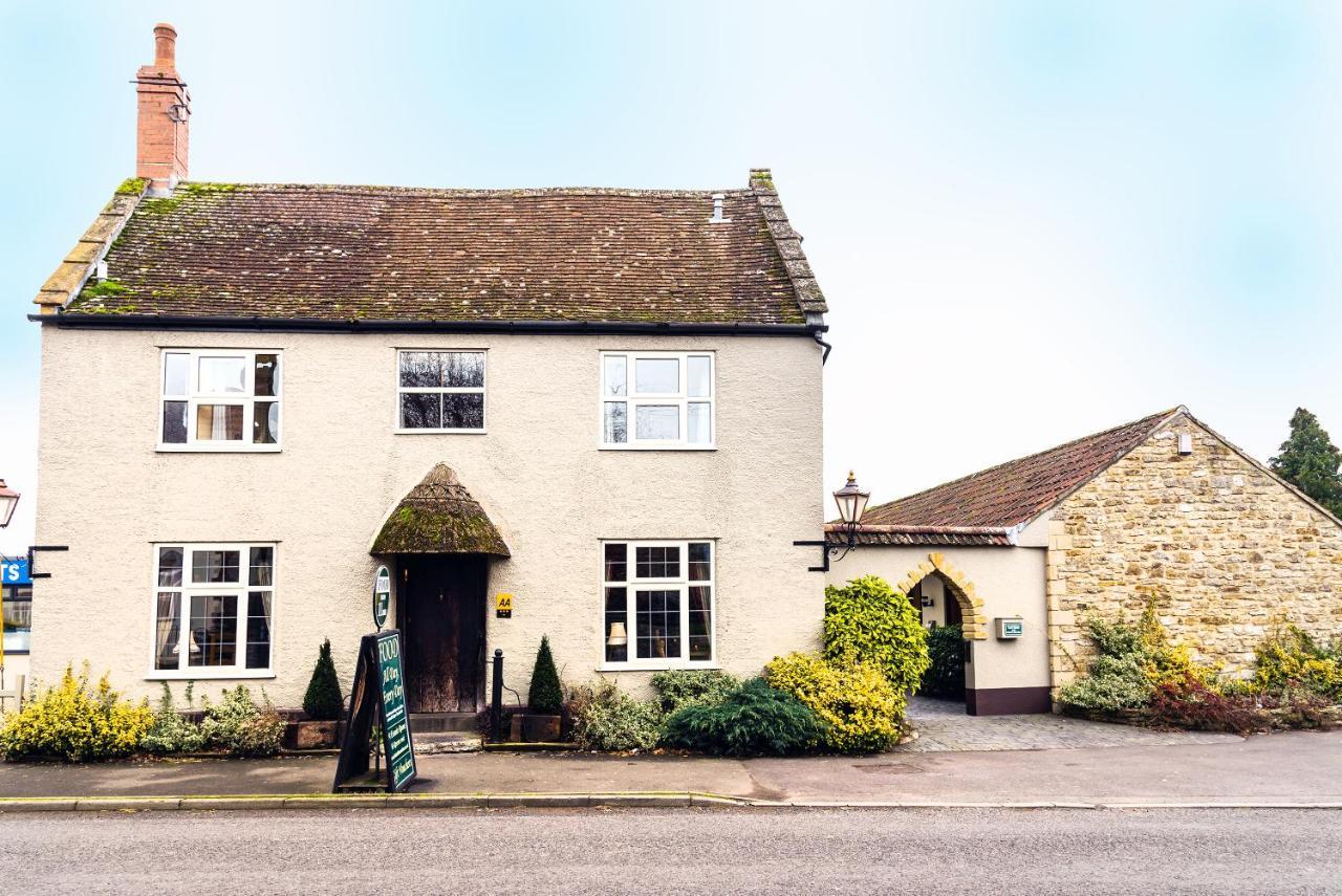 The Half Moon Inn And Country Lodge 예오빌 외부 사진