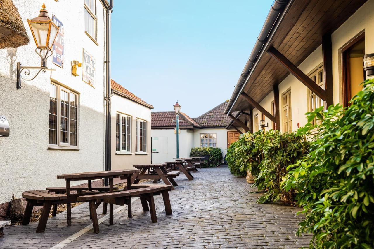 The Half Moon Inn And Country Lodge 예오빌 외부 사진