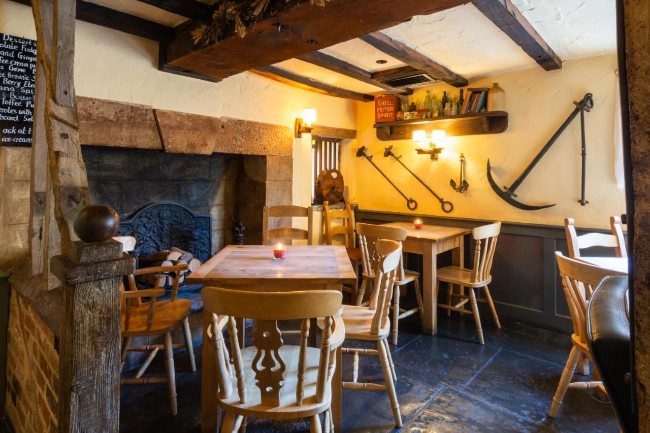 The Half Moon Inn And Country Lodge 예오빌 외부 사진